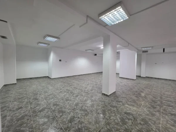 Me Qera : Ambient Biznesi Sip.110m² Buze Rruges Kryesore📍Blloku i Vilave ne Selite - Komuna e Parisit | 800€/Muaj