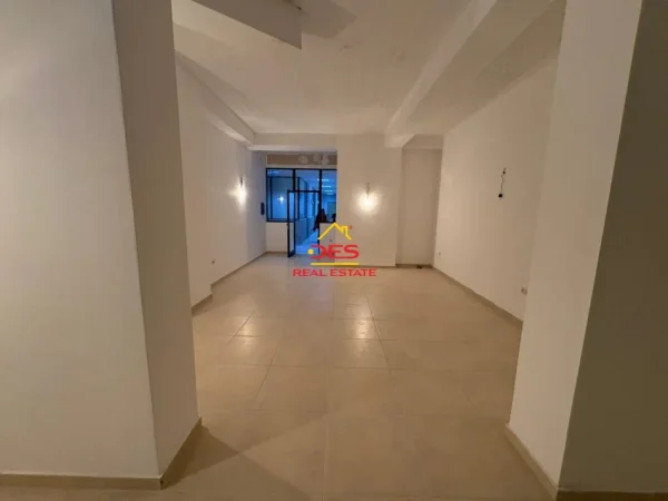 Vlore, jepet me qera ambjent biznesi Kati 2, 55 m² 400 € (Rruga Sadik Zotaj)