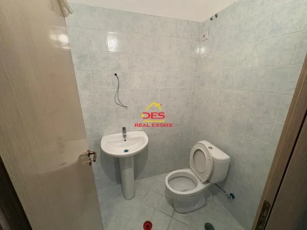 Vlore, jepet me qera ambjent biznesi Kati 2, 55 m² 400 € (Rruga Sadik Zotaj)