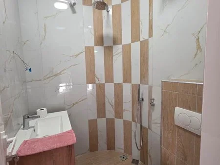 Tirane, jepet me qera apartament duplex 2+1 Kati 8, 130 m² 700 € 