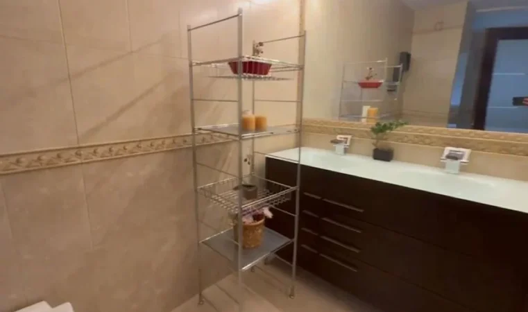 Tirane, jepet me qera apartament 2+1+Ballkon Kati 7, 130 m² 800 € (KIKA 1)