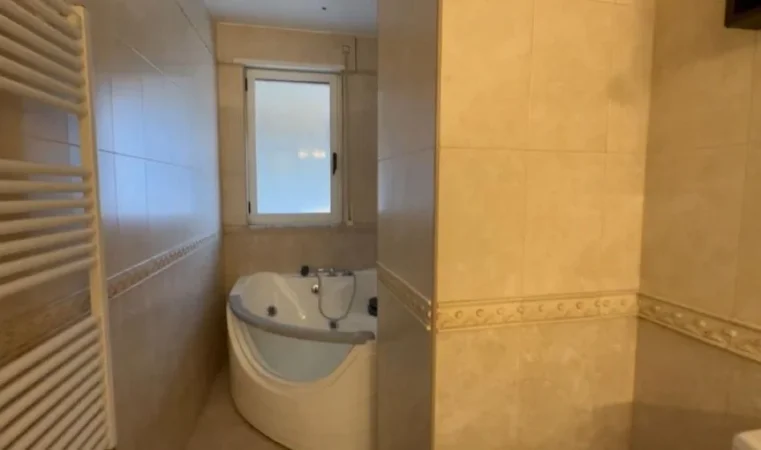 Tirane, jepet me qera apartament 2+1+Ballkon Kati 7, 130 m² 800 € (KIKA 1)