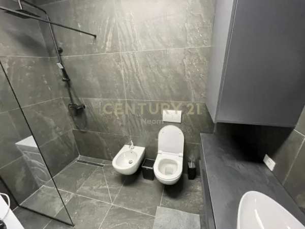 Tirane, jepet me qera apartament 2+1+Aneks+Ballkon Kati 4, 100 m² 1.000 € (Neom128871)