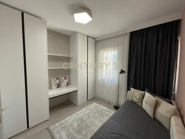 Tirane, jepet me qera apartament 2+1+Aneks+Ballkon Kati 4, 100 m² 1.000 € (Neom128871)