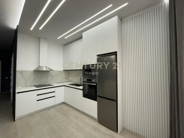 Tirane, jepet me qera apartament 2+1+Aneks+Ballkon Kati 4, 100 m² 1.000 € (Neom128871)