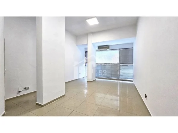 Tirane, jepet me qera zyre Kati 2, 55 m² 400 € (BULEVARDI “ZHAN D'ARK”, PRANE GJYKATES SË APELIT)