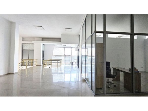 Tirane, jepet me qera zyre Kati 2, 55 m² 400 € (BULEVARDI “ZHAN D'ARK”, PRANE GJYKATES SË APELIT)