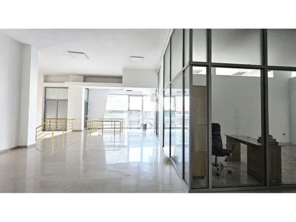 Tirane, jepet me qera zyre Kati 2, 55 m² 400 € (BULEVARDI “ZHAN D'ARK”, PRANE GJYKATES SË APELIT)