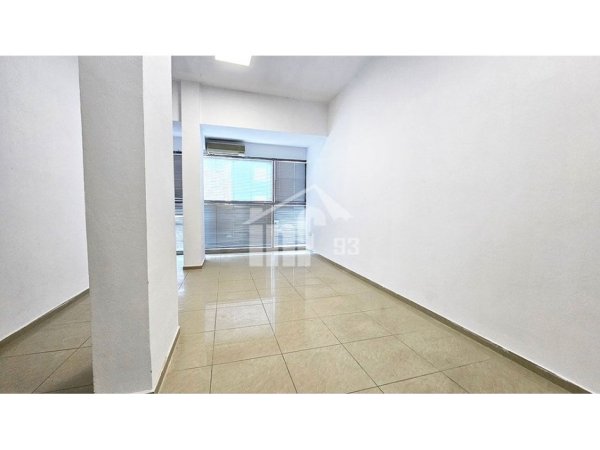 Tirane, jepet me qera zyre Kati 2, 55 m² 400 € (BULEVARDI “ZHAN D'ARK”, PRANE GJYKATES SË APELIT)