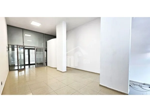 Tirane, jepet me qera zyre Kati 2, 55 m² 400 € (BULEVARDI “ZHAN D'ARK”, PRANE GJYKATES SË APELIT)