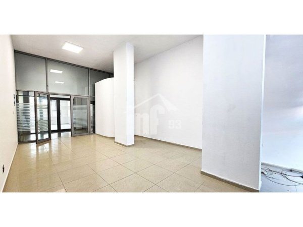 Tirane, jepet me qera zyre Kati 2, 55 m² 400 € (BULEVARDI “ZHAN D'ARK”, PRANE GJYKATES SË APELIT)