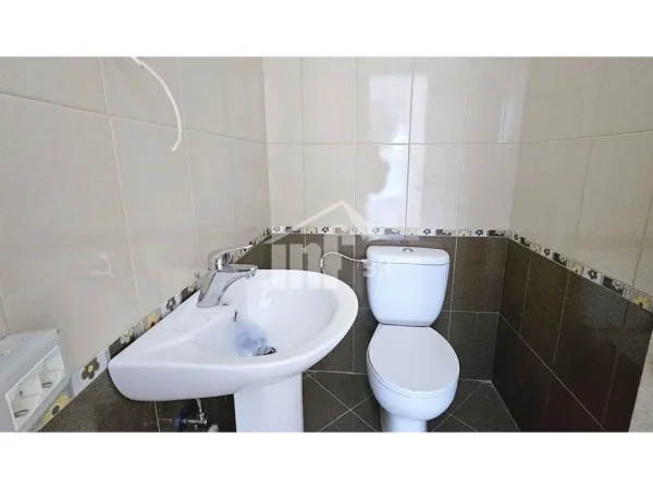 Tirane, jepet me qera zyre Kati 2, 55 m² 400 € (BULEVARDI “ZHAN D'ARK”, PRANE GJYKATES SË APELIT)