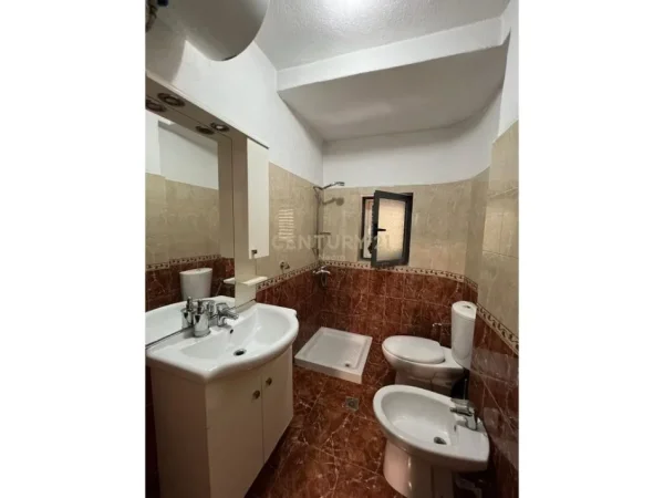 Tirane, jepet me qera apartament 1+1+Aneks+Ballkon Kati 3, 65 m² 850 € (Neom128922)