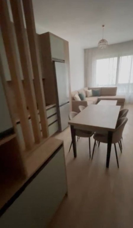 Tirane, jepet me qera apartament 1+1+Ballkon Kati 3, 65 m² 500 € (Rruga 5 Maj (Pallat i vitit 2025))