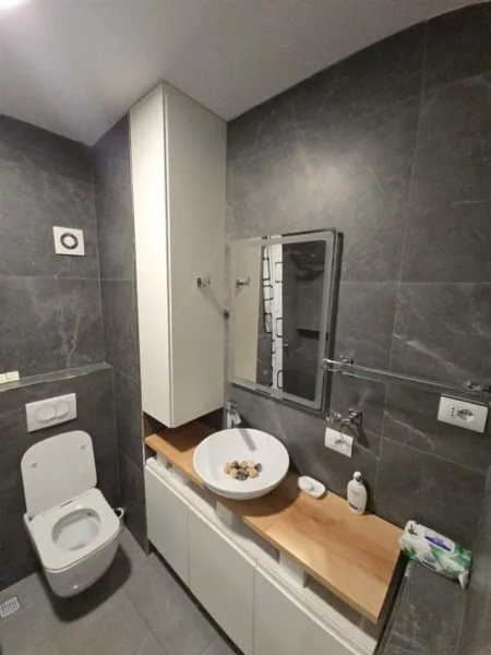 Tirane, jepet me qera apartament 2+1 Kati 1, 98 m² 600 € (Rruga Thoma Koxhaj)