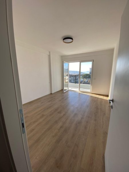 Tirane, jepet me qera apartament 1+1+Ballkon Kati 4, 99 m² 300 € (Kombinat)