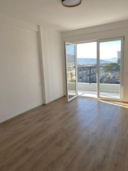 Tirane, jepet me qera apartament 1+1+Ballkon Kati 4, 99 m² 300 € (Kombinat)