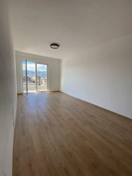Tirane, jepet me qera apartament 1+1+Ballkon Kati 4, 99 m² 300 € (Kombinat)