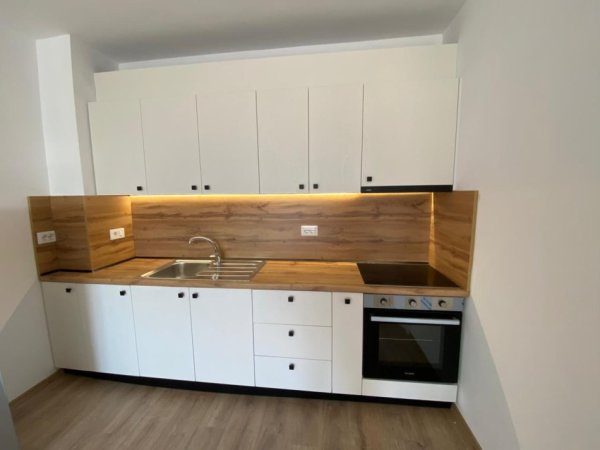 Tirane, jepet me qera apartament 1+1+Ballkon Kati 4, 99 m² 300 € (Kombinat)