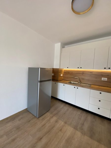 Tirane, jepet me qera apartament 1+1+Ballkon Kati 4, 99 m² 300 € (Kombinat)