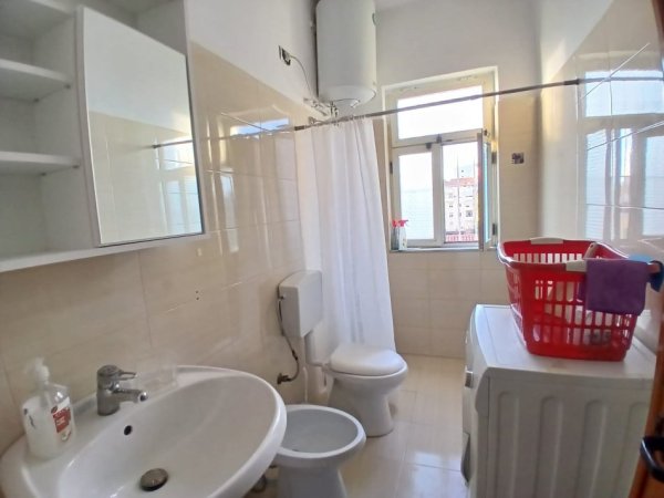 Tirane, jepet me qera apartament 1+1+Ballkon Kati 5, 65 m² 500 € 