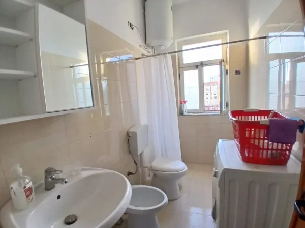 Tirane, jepet me qera apartament 1+1+Ballkon Kati 5, 65 m² 500 € 