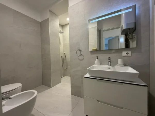 Tirane, jepet me qera apartament 2+1 Kati 3, 180 m² 1.200 € (Liqeni i Thate.)