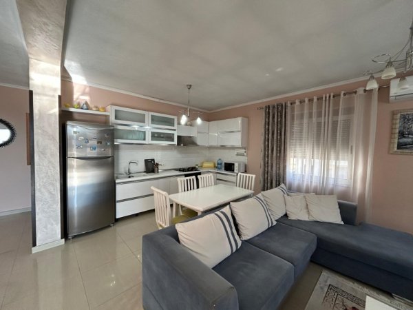 Durres, jepet me qera apartament 3+1+Ballkon Kati 3, 147 m² 400 € 