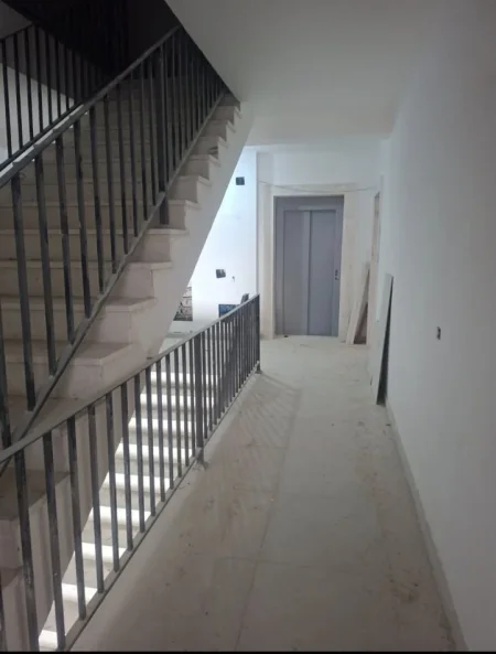 TIRANE SHITET APARTAMENT 2+1+2  185.000 € (PALLATI I BRIGADAVE)