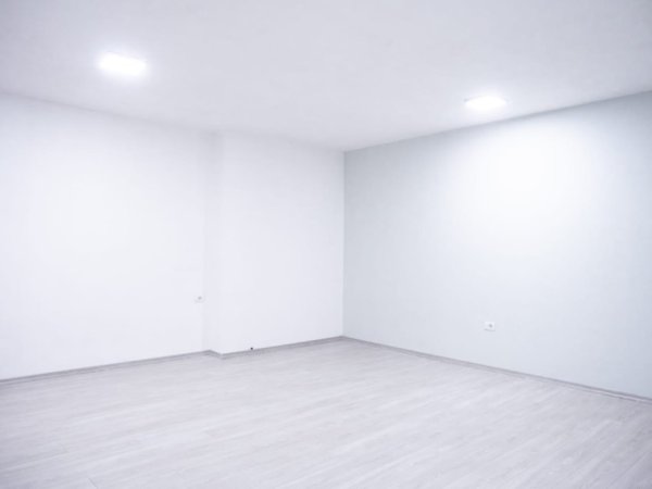 Tirane, jepet me qera zyre Kati 6, 90 m² 1.000 € (SHESHI WILLSON)