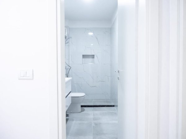 Tirane, jepet me qera zyre Kati 6, 90 m² 1.000 € (SHESHI WILLSON)