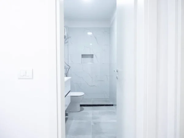 Tirane, jepet me qera zyre Kati 6, 90 m² 1.000 € (SHESHI WILLSON)