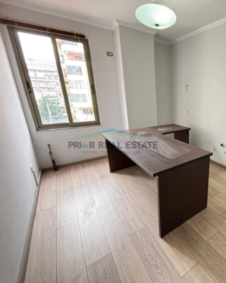 Tirane, shitet apartament 2+1 Kati 3, 103 m² 258.000 € (Rruga Muhamet Gjollesha)
