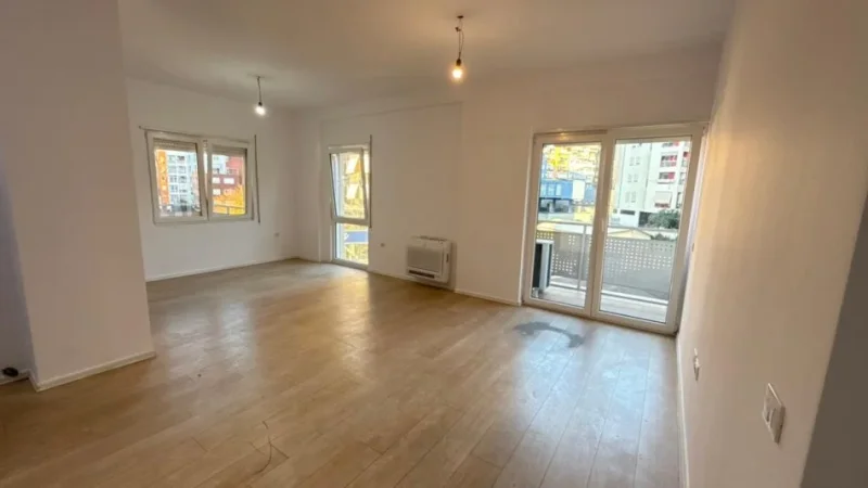 Tirane, jepet me qera zyre Kati 3, 90 m² 850 € (Rruga e Kosovareve)