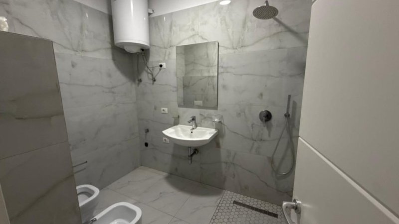 Tirane, jepet me qera zyre Kati 3, 90 m² 850 € (Rruga e Kosovareve)