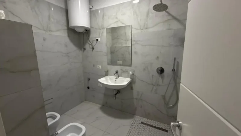 Tirane, jepet me qera zyre Kati 3, 90 m² 850 € (Rruga e Kosovareve)