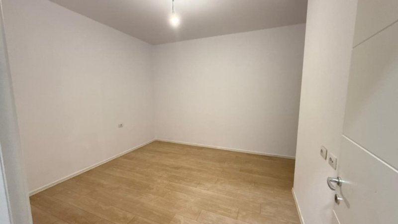 Tirane, jepet me qera zyre Kati 3, 90 m² 850 € (Rruga e Kosovareve)