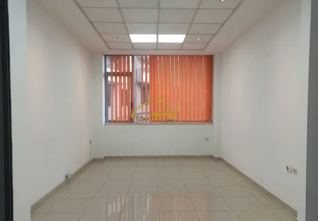 Tirane, jepet me qera zyre Kati 1, 30 m² 300 € (RRUGA E DIBRES)