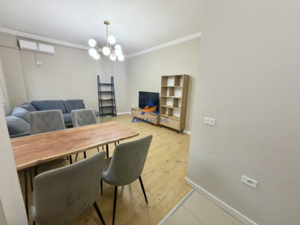 Tirane, jepet me qera apartament 2+1+Ballkon Kati 3, 85 m² 750 € 