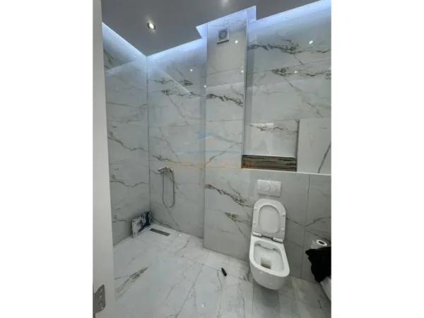 Tirane, jepet me qera ambjent biznesi Kati 1, 70 m² 800 € (Unaza e Re)