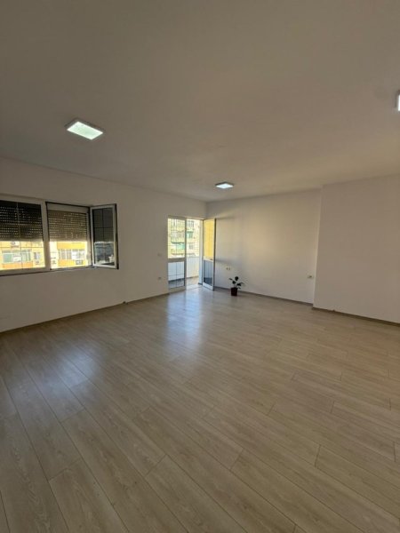 Tirane, jepet me qera zyre Kati 3, 95 m² 1.000 € (Sheshi Willson)