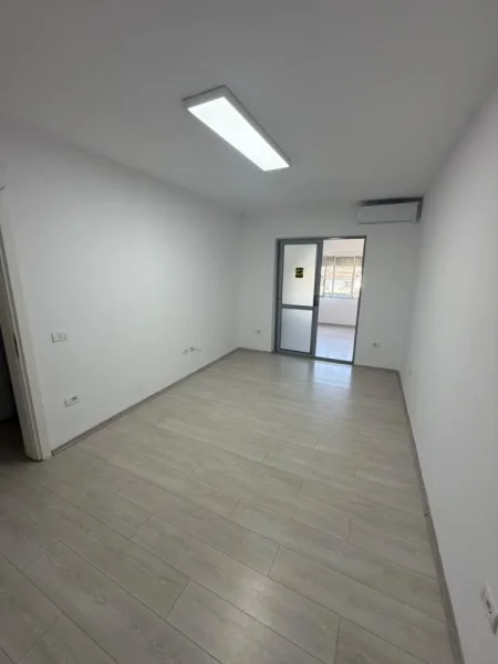 Tirane, jepet me qera zyre Kati 3, 95 m² 1.000 € (Sheshi Willson)