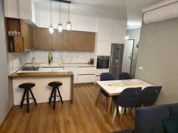 Tirane, shes apartament 1+1+Ballkon Kati 6, 83 m² 170.000 € (Rruga Muzaket)
