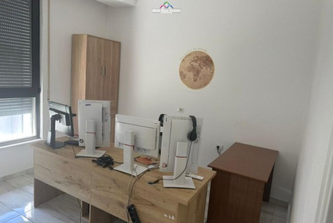 Tirane, jepet me qera zyre Kati 2, 134 m² 650 € (Rruga Ali Demi)