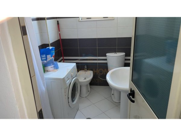 Tirane, jepet me qera apartament 1+1+Ballkon Kati 7, 60 m² 500 € (Mine Peza)
