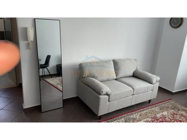 Tirane, jepet me qera apartament 1+1+Ballkon Kati 7, 60 m² 500 € (Mine Peza)