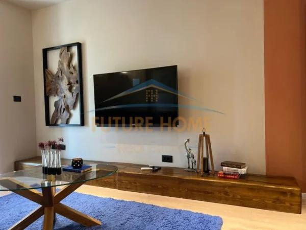 Tirane, jepet me qera apartament 1+1+Ballkon Kati 12, 76 m² 800 € (Ish Ekspozita)