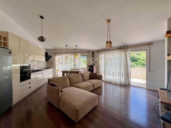 Tirane, jepet me qera apartament 3+1 Kati 4, 120 m² 850 € (Liqeni Thate)