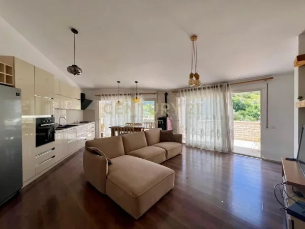 Tirane, jepet me qera apartament 3+1 Kati 4, 120 m² 850 € (Liqeni Thate)