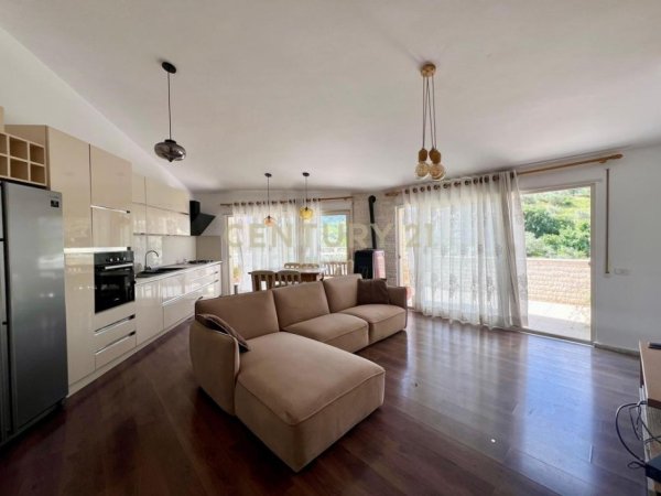 Tirane, jepet me qera apartament 3+1 Kati 4, 120 m² 850 € (Liqeni Thate)